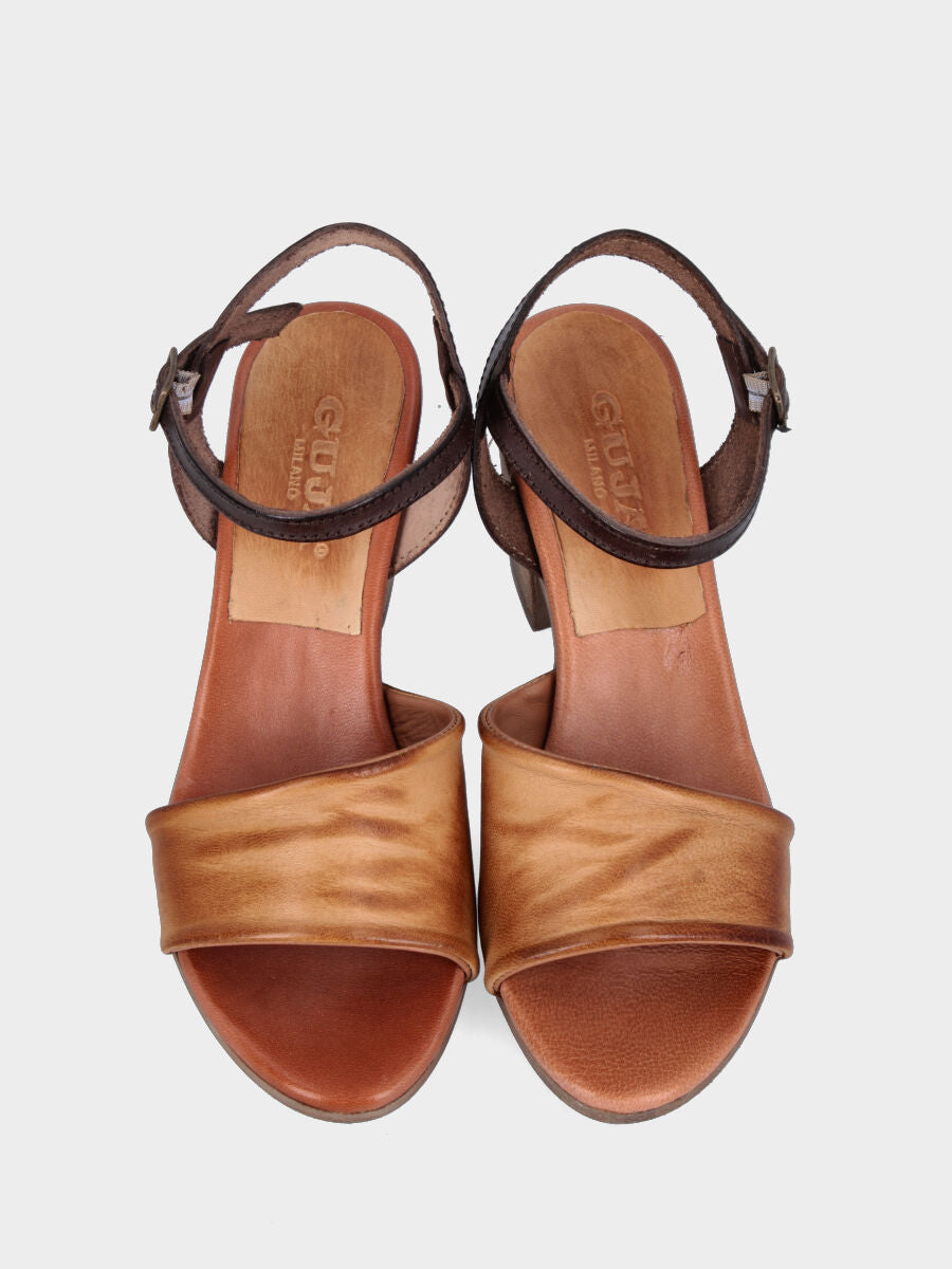 Sandalo monoblocco in vitello color cuoio con fascia ripiegata