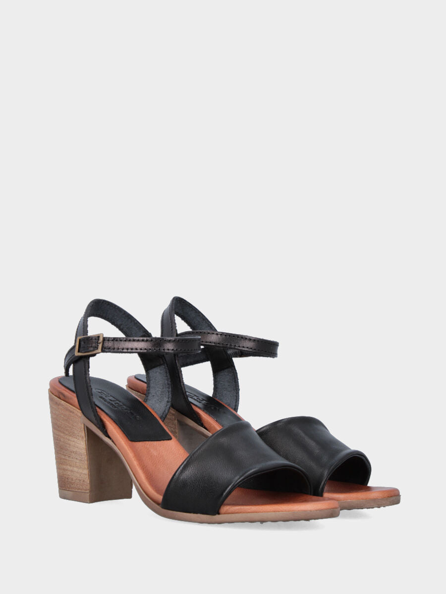 Sandalo monoblocco in vitello nero con fascia ripiegata