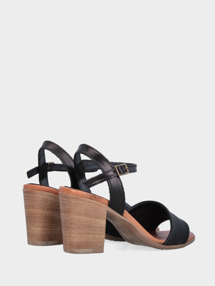 Sandalo monoblocco in vitello nero con fascia ripiegata
