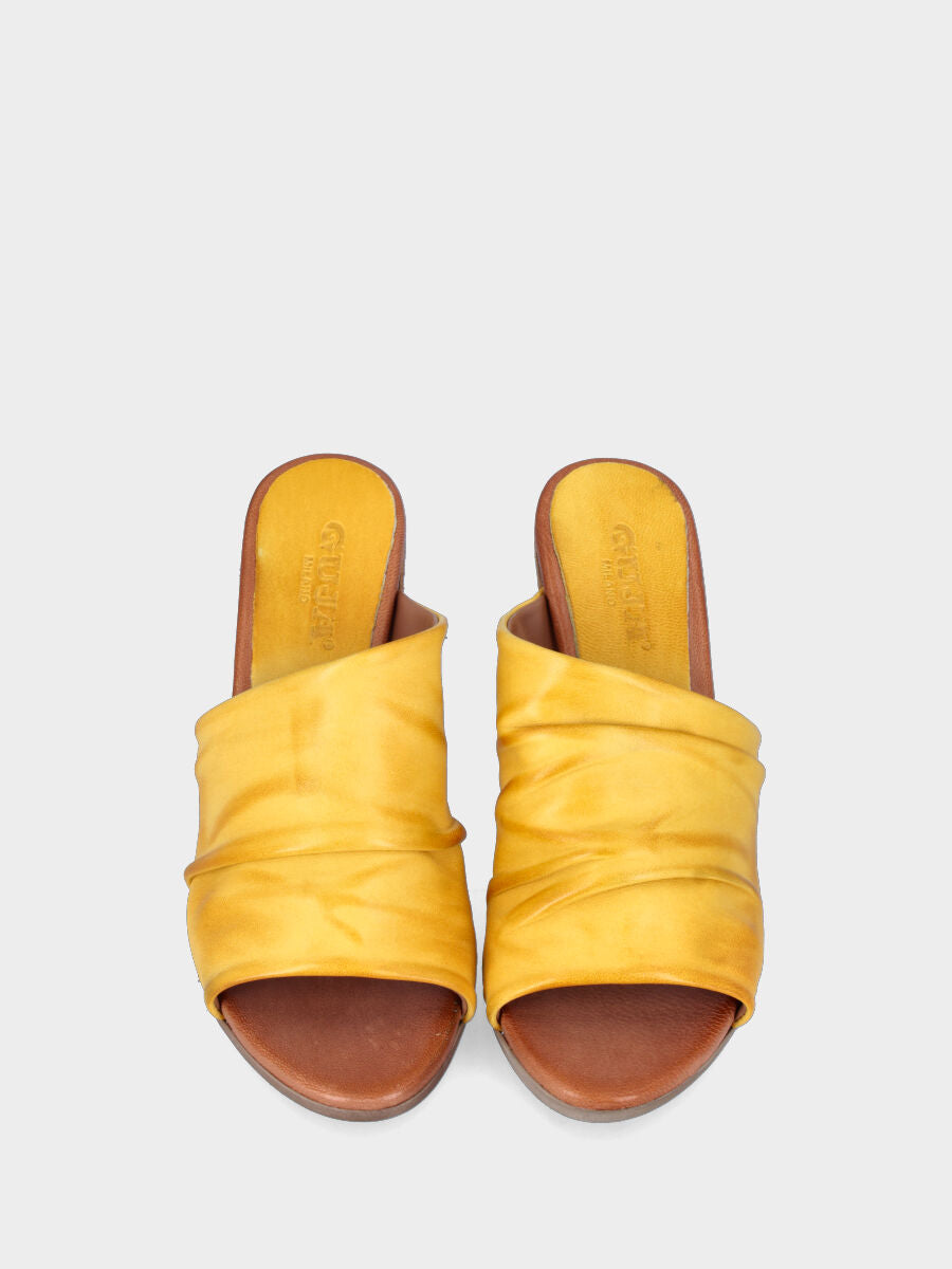 Sandalo monoblocco in vitello rosso con fascia ripiegata