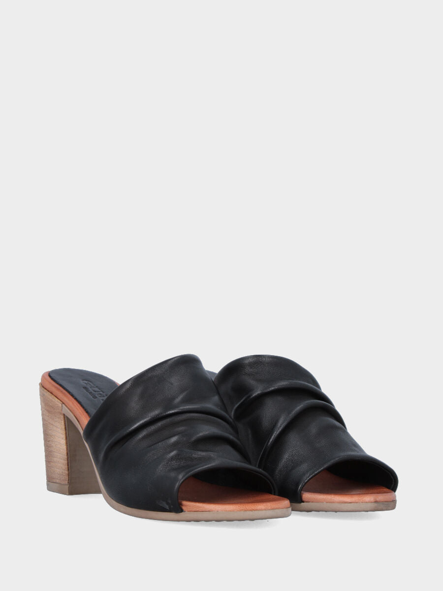 Sandalo monoblocco in vitello rosso con fascia ripiegata