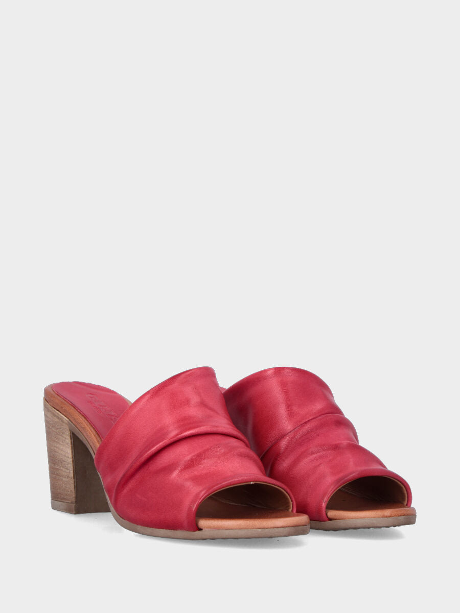 Sandalo monoblocco in vitello rosso con fascia ripiegata