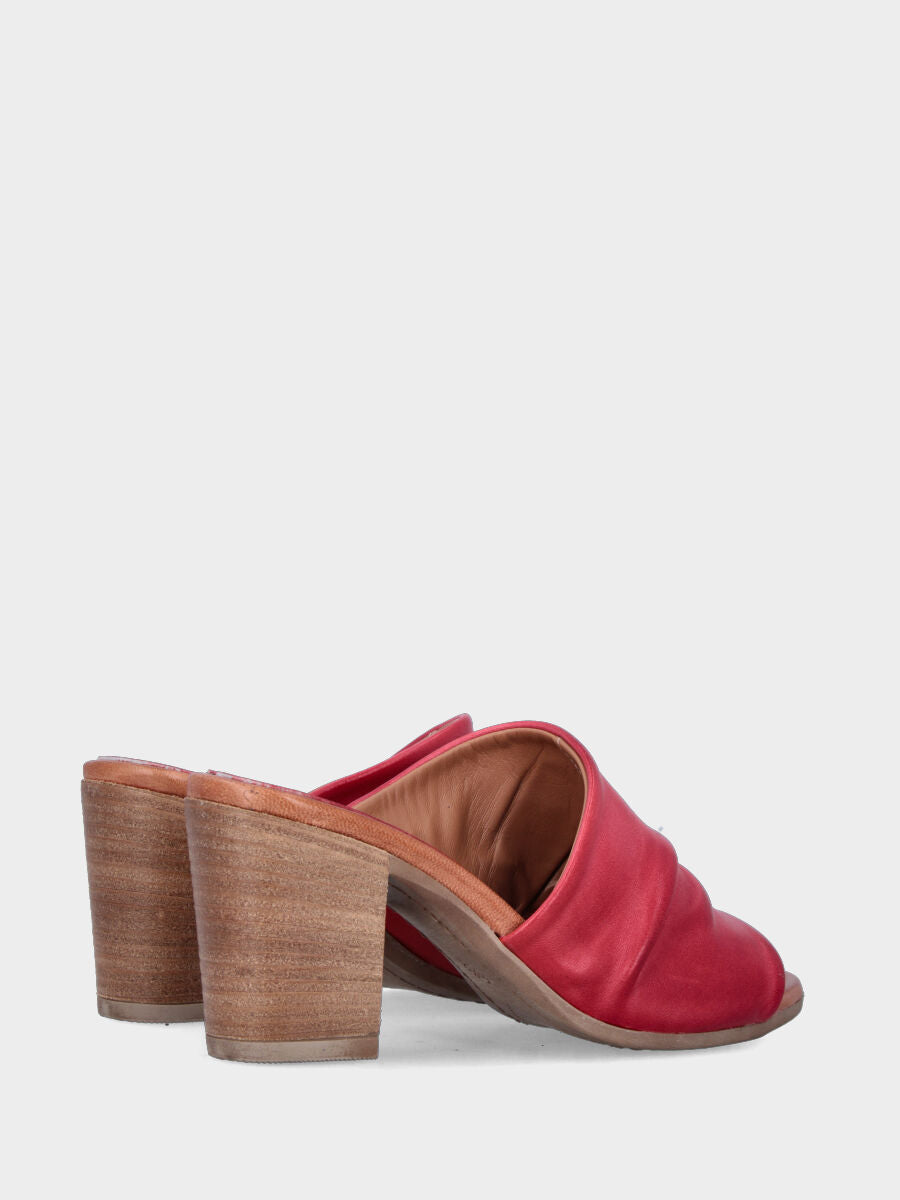 Sandalo monoblocco in vitello rosso con fascia ripiegata