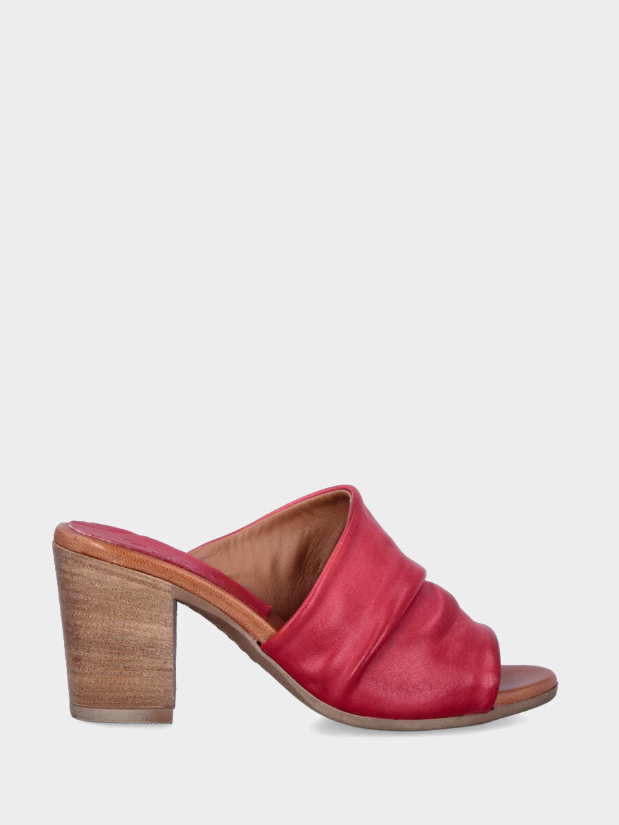 Sandalo monoblocco in vitello rosso con fascia ripiegata