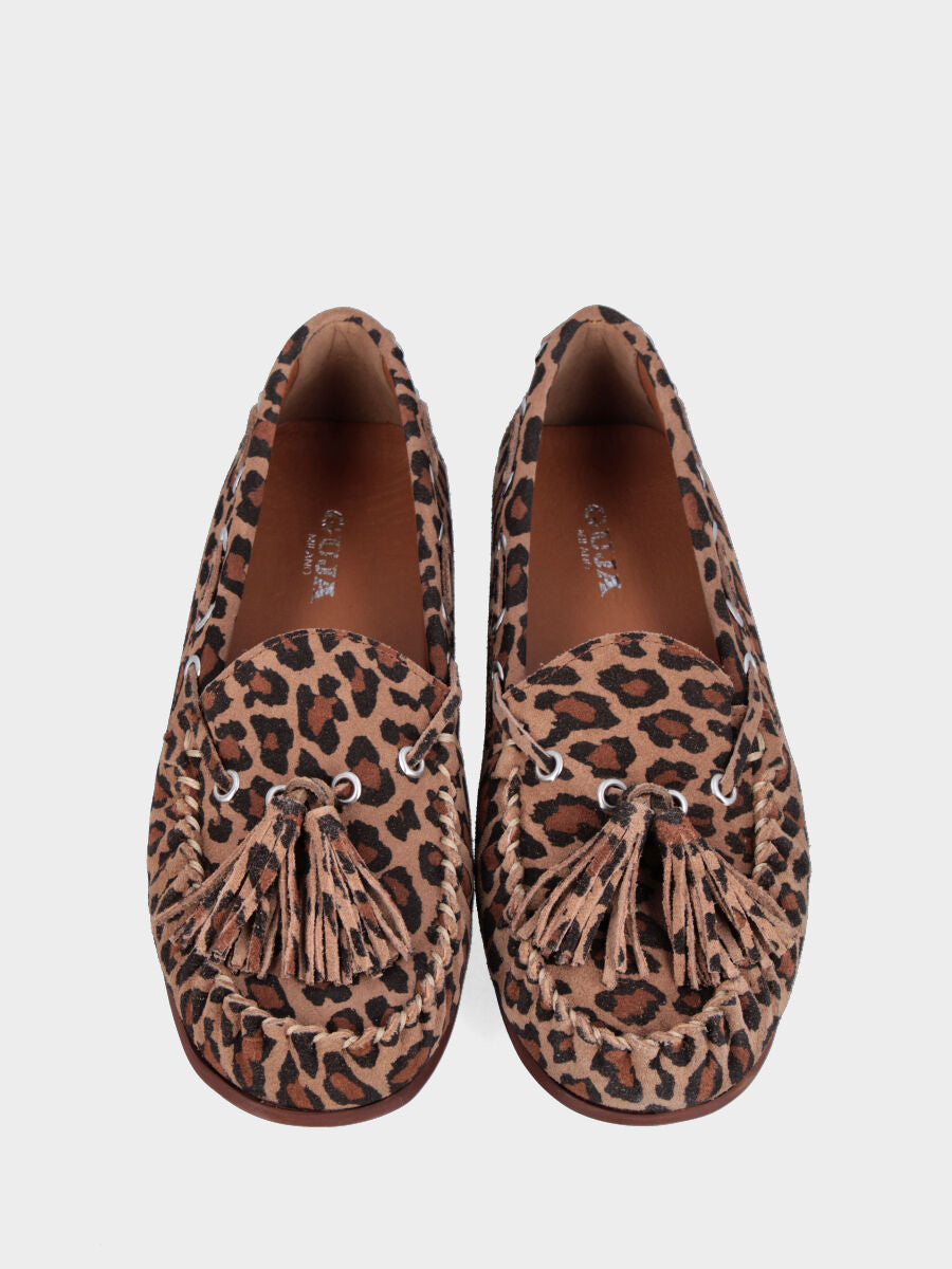 Mocassino in velour maculato con nappine e laccio infilato