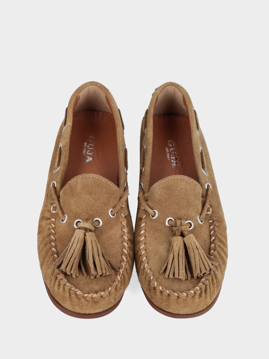 Mocassino in camoscio color cuoio con nappine e laccio infilato