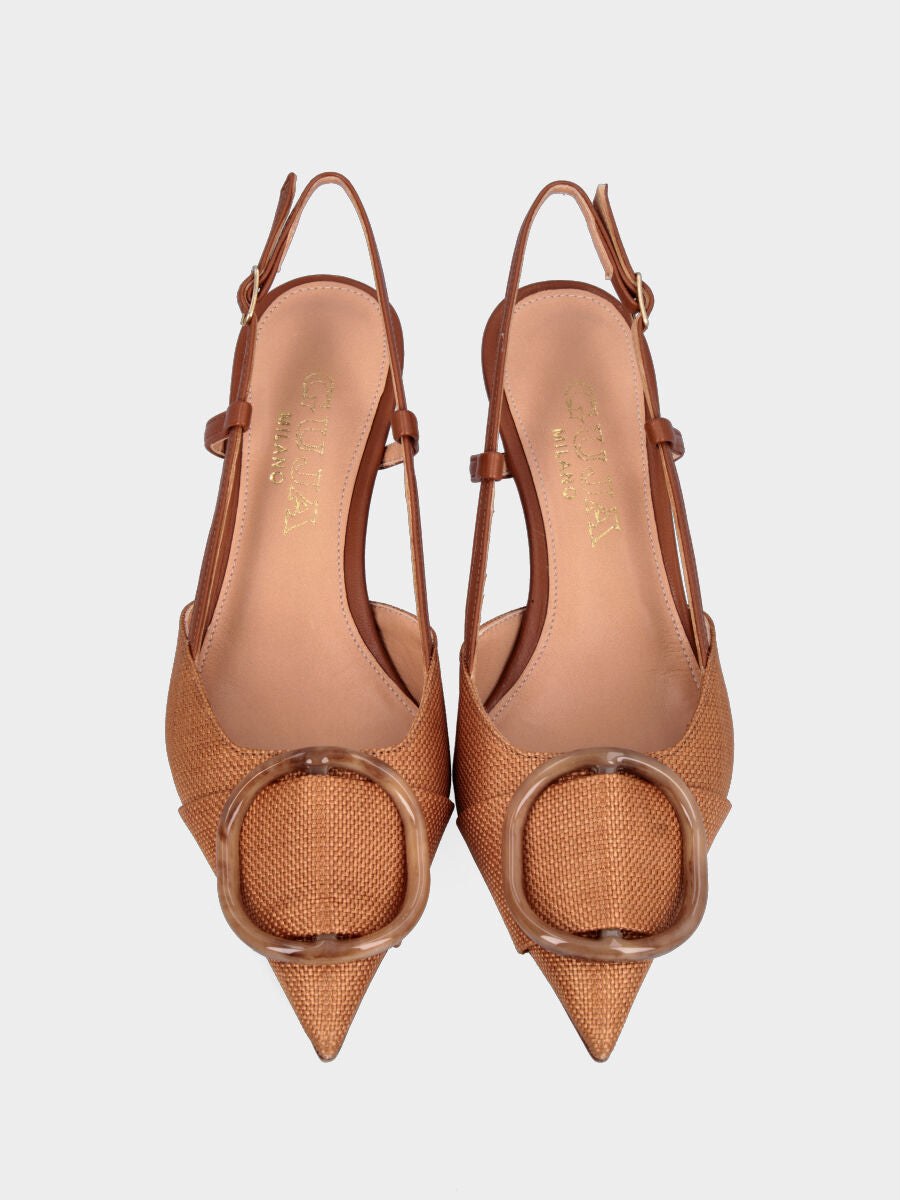 Slingback in tessuto color cammello con anello decorativo e tacco a calice