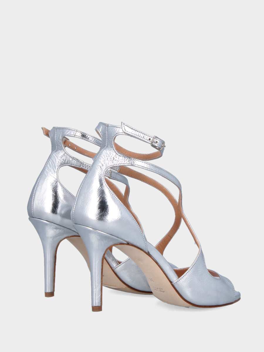 Sandalo in laminato argento con listini incrociati e tacco stiletto
