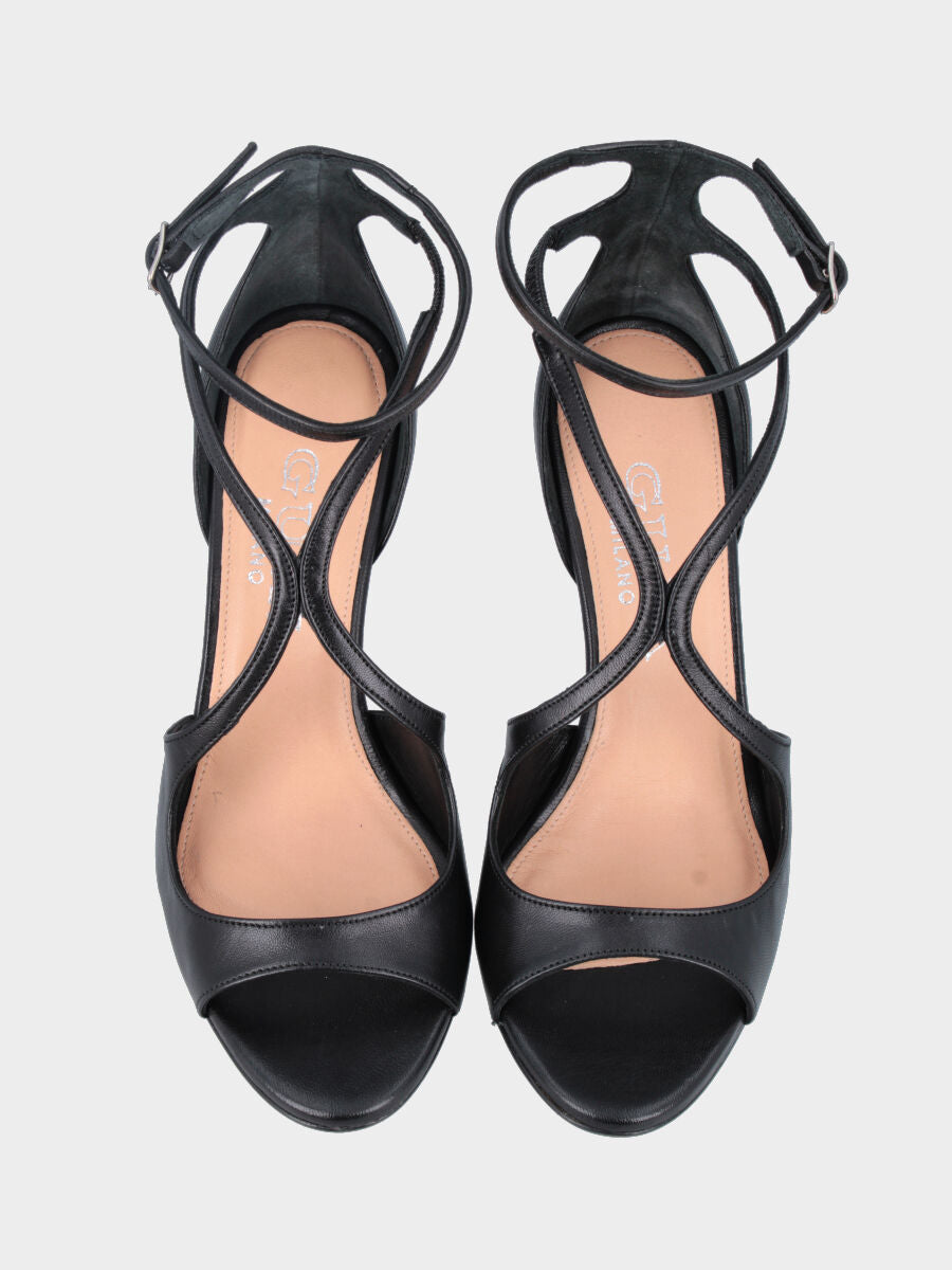 Sandalo in nappa nera con listini incrociati e tacco stiletto
