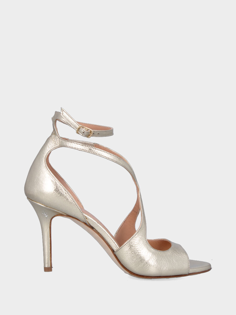 Sandalo in laminato platino con listini incrociati e tacco stiletto