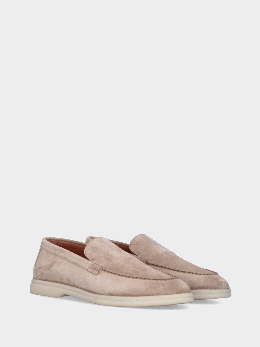 Mocassino in camoscio beige con vaschetta liscia e cucitura adler