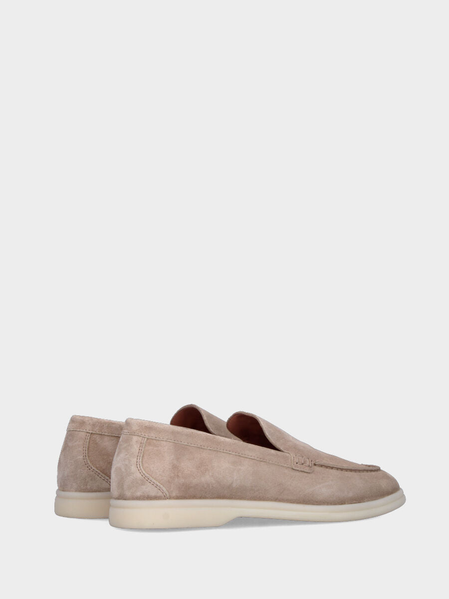 Mocassino in camoscio beige con vaschetta liscia e cucitura adler