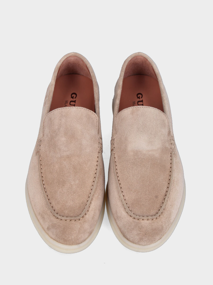 Mocassino in camoscio beige con vaschetta liscia e cucitura adler