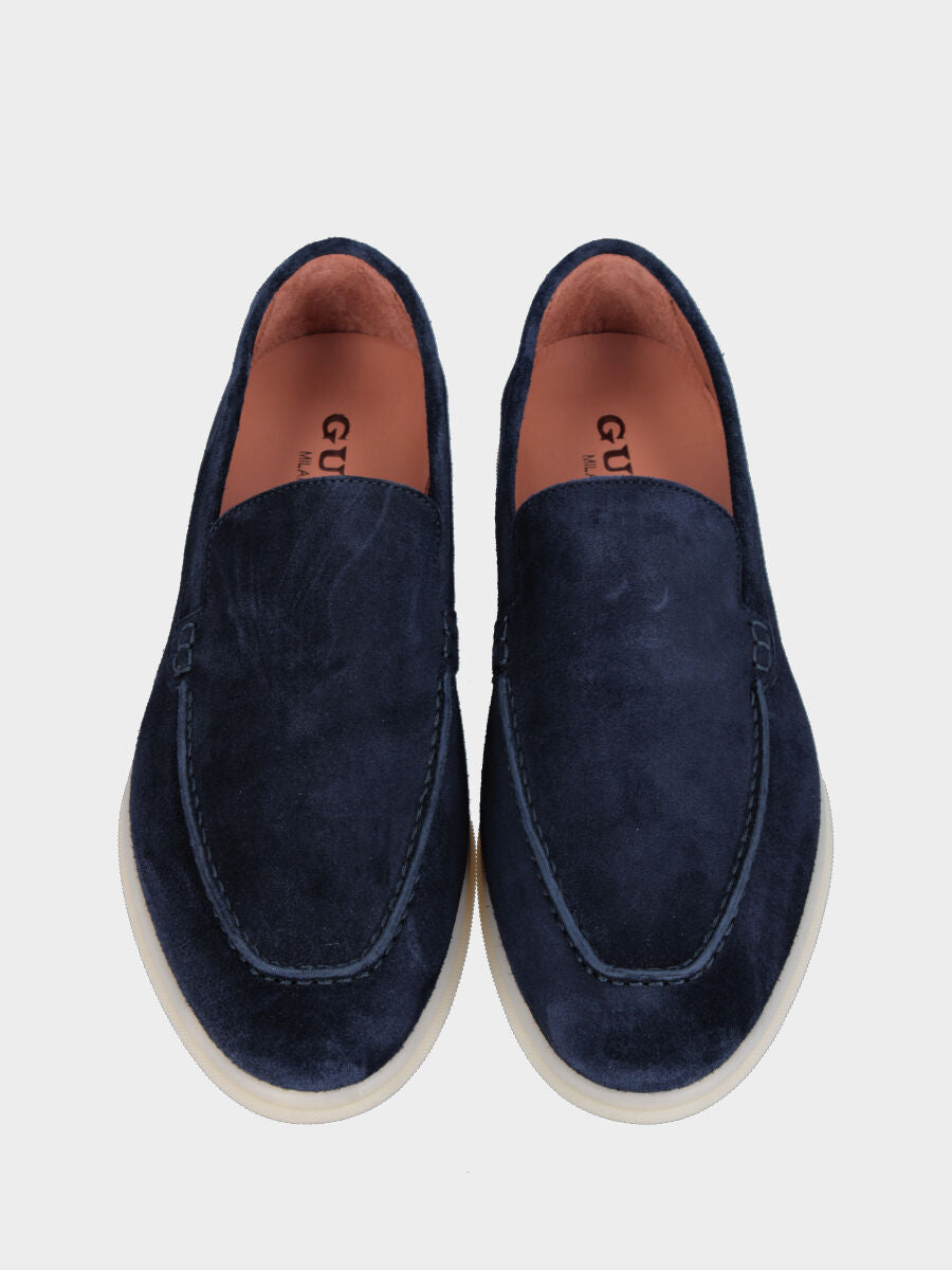 Mocassino in camoscio blu con vaschetta liscia e cucitura adler