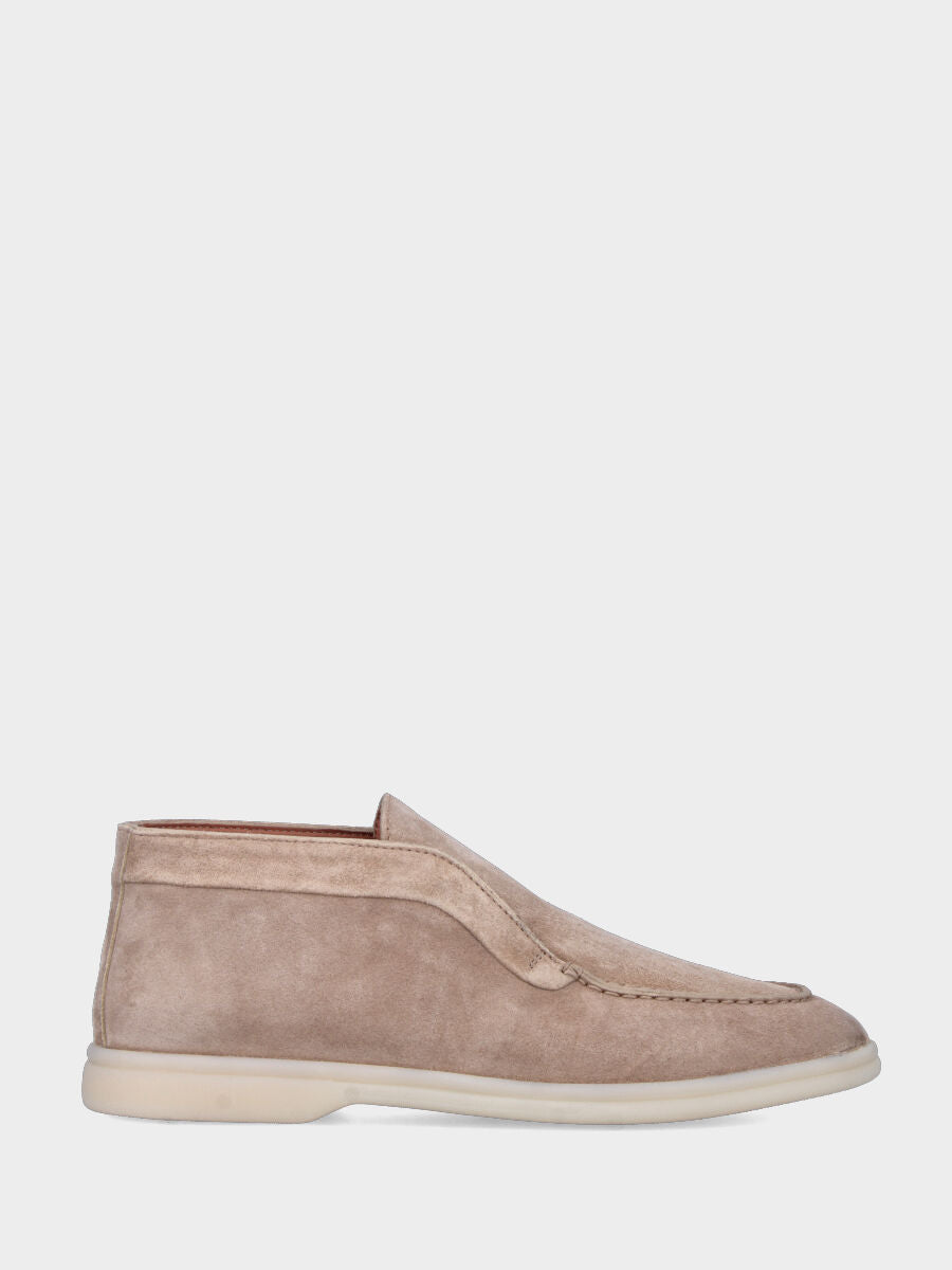 Polacchino flat in camoscio beige con profilo accollato e suola in gomma