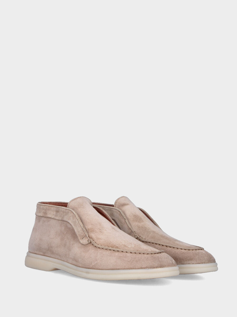 Polacchino flat in camoscio beige con profilo accollato e suola in gomma