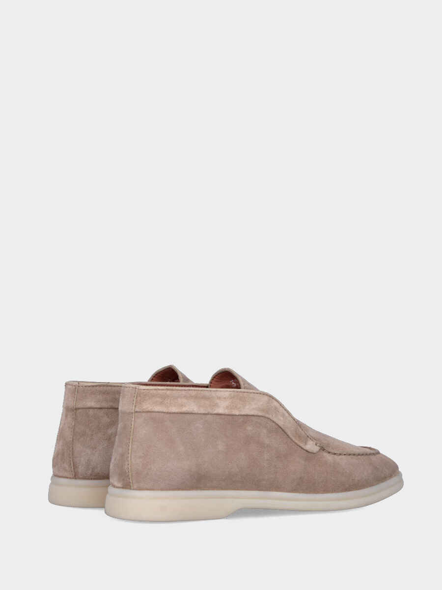 Polacchino flat in camoscio beige con profilo accollato e suola in gomma