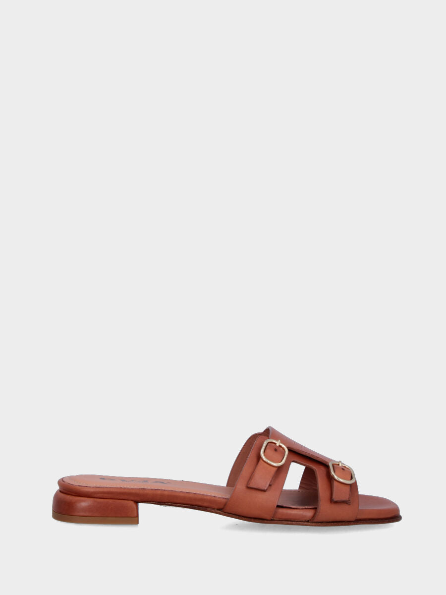 Ciabattina in vitello color cuoio con cinturini e sottopiede imbottito