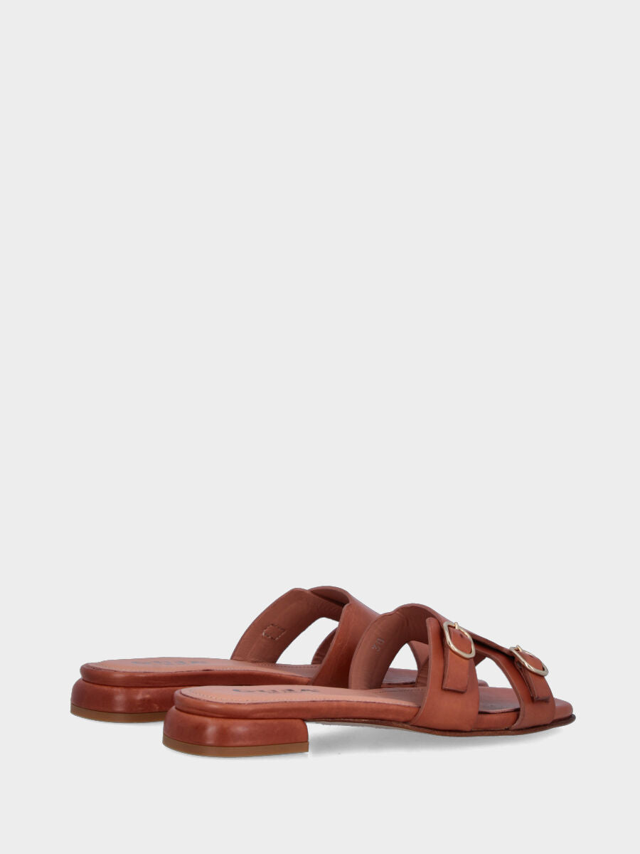 Ciabattina in vitello color cuoio con cinturini e sottopiede imbottito