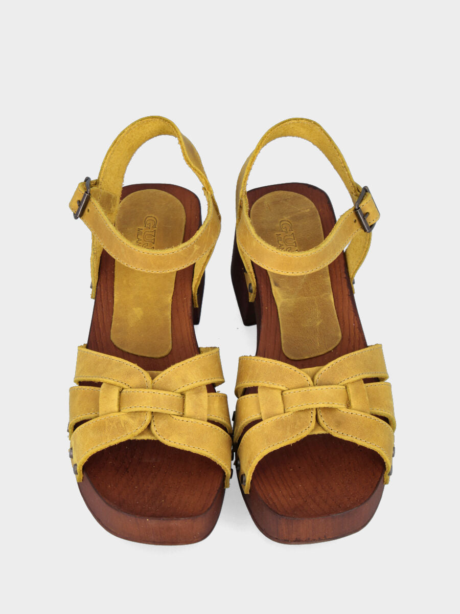 Zoccolo in velour giallo con fascette incrociate e plateau