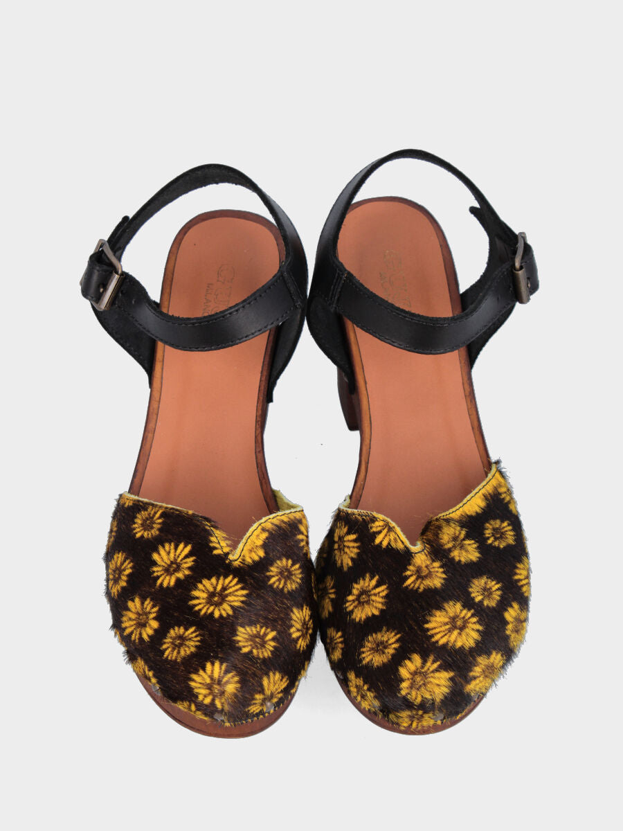 Zoccolo olandesina in cavallino testa di moro con ricami floreali