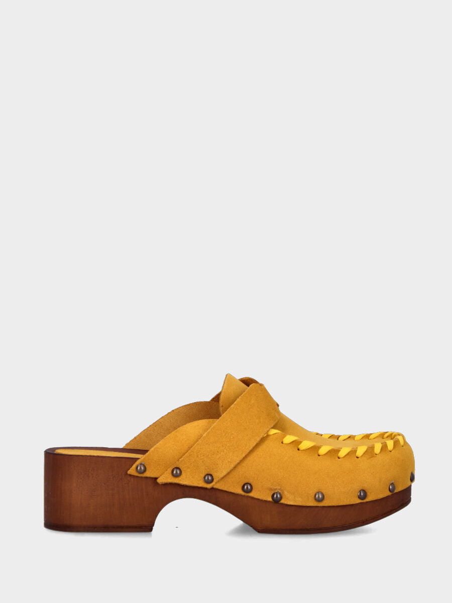 Zoccolo mocassino sabot in vitello giallo ocra con vaschetta cucita