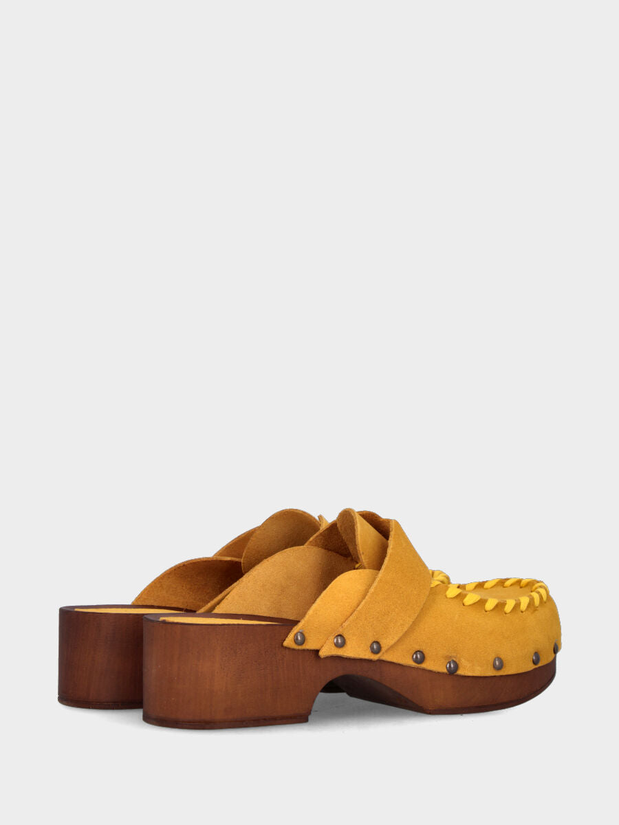Zoccolo mocassino sabot in vitello giallo ocra con vaschetta cucita