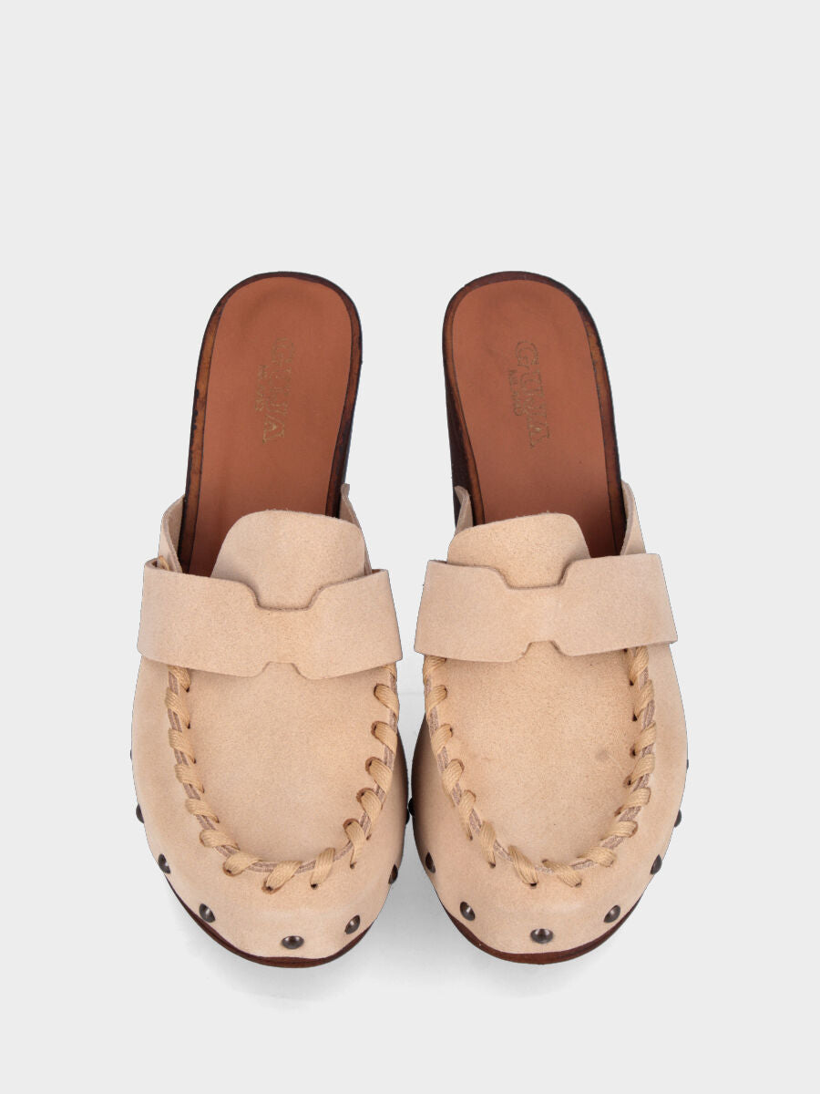 Zoccolo sabot in velour beige con vaschetta infilata e plateau