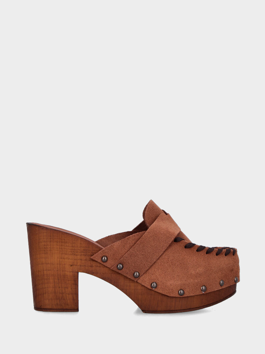 Zoccolo sabot in velour color cuoio con vaschetta infilata e plateau