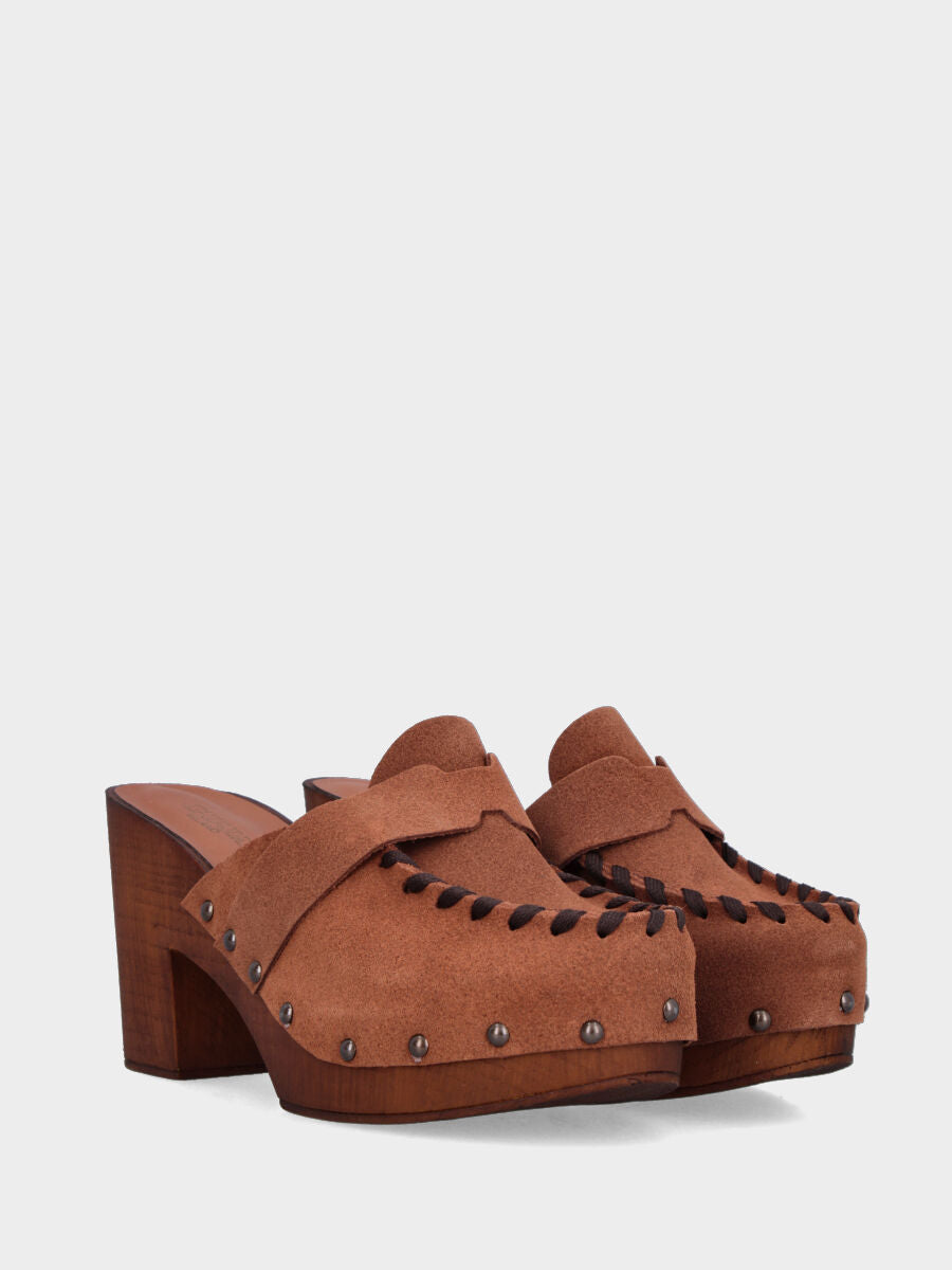 Zoccolo sabot in velour color cuoio con vaschetta infilata e plateau