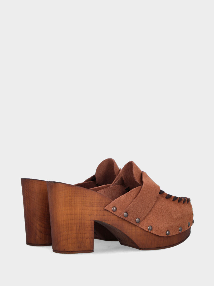 Zoccolo sabot in velour color cuoio con vaschetta infilata e plateau