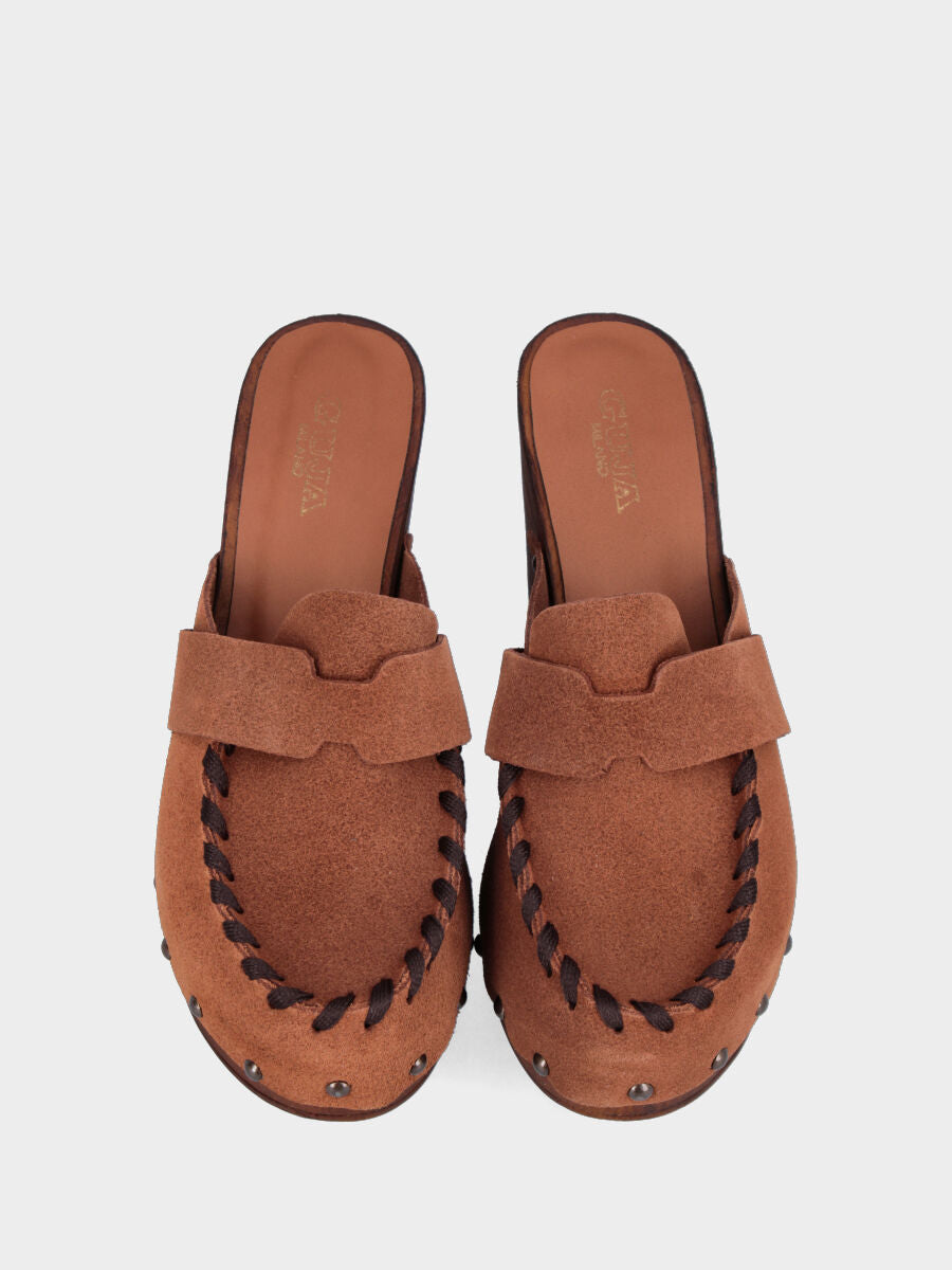 Zoccolo sabot in velour color cuoio con vaschetta infilata e plateau