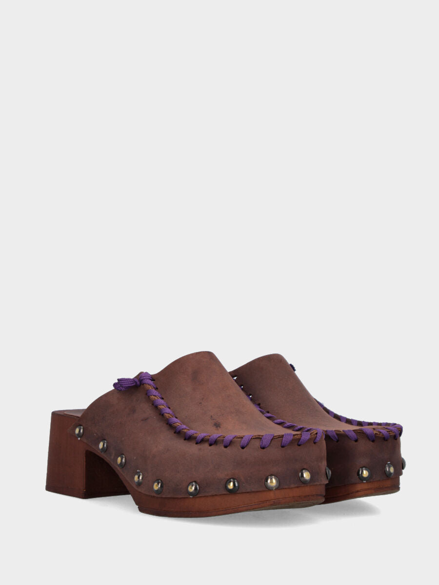 Zoccolo sabot in vitello marrone con plateau e cuciture viola a contrasto