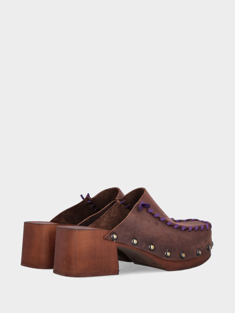 Zoccolo sabot in vitello marrone con plateau e cuciture viola a contrasto