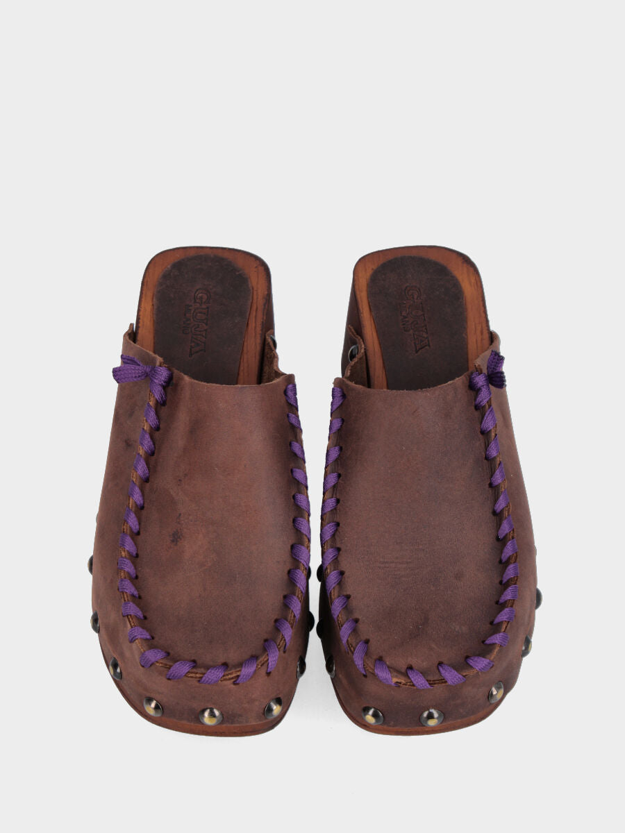 Zoccolo sabot in vitello marrone con plateau e cuciture viola a contrasto