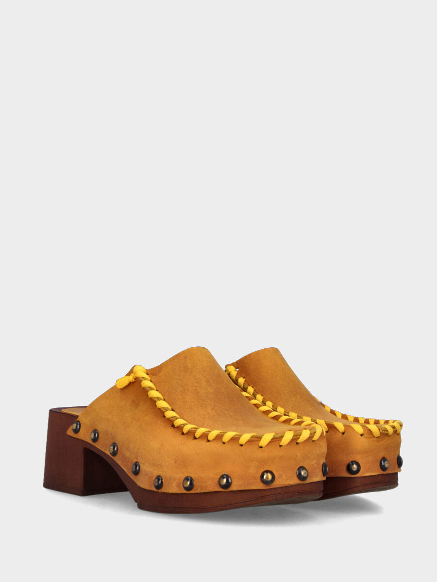 Zoccolo sabot in vitello ocra con plateau e cuciture gialle a contrasto