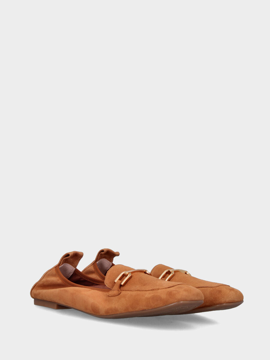 Mocassino in camoscio marrone con morsetto e suola in gomma