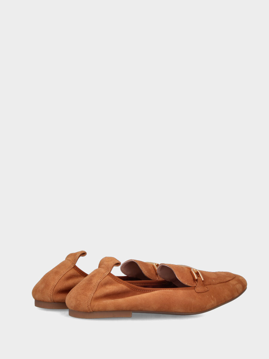 Mocassino in camoscio marrone con morsetto e suola in gomma