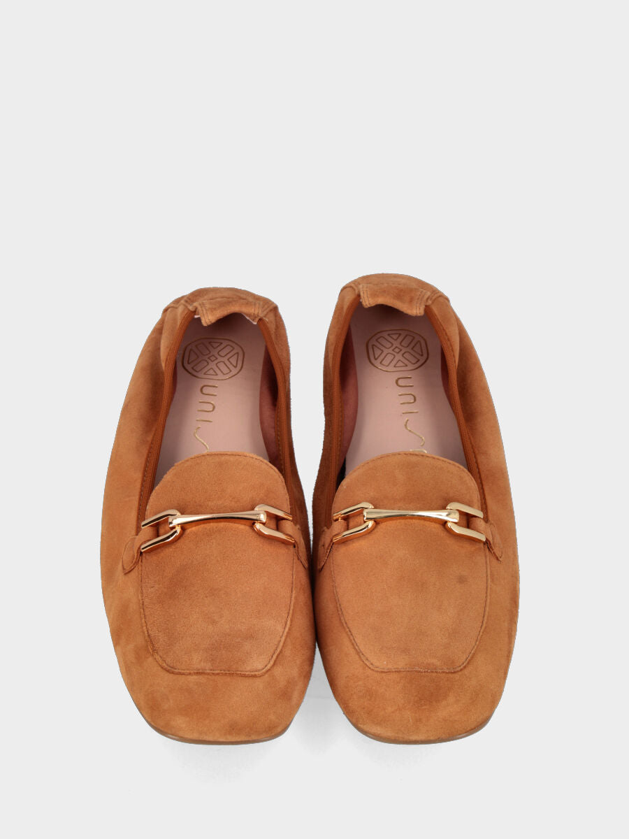 Mocassino in camoscio marrone con morsetto e suola in gomma