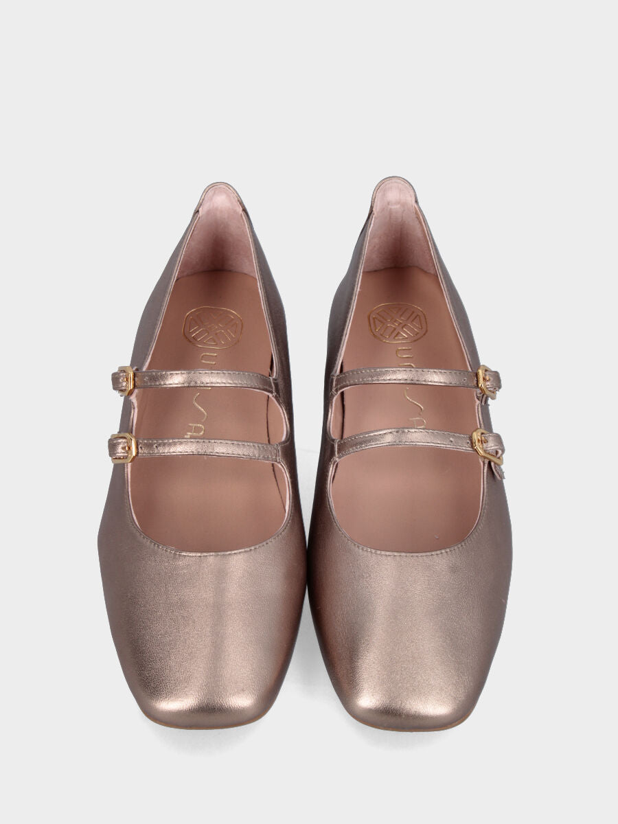 Ballerina in laminato beige con cinturini sul collo e punta quadrata