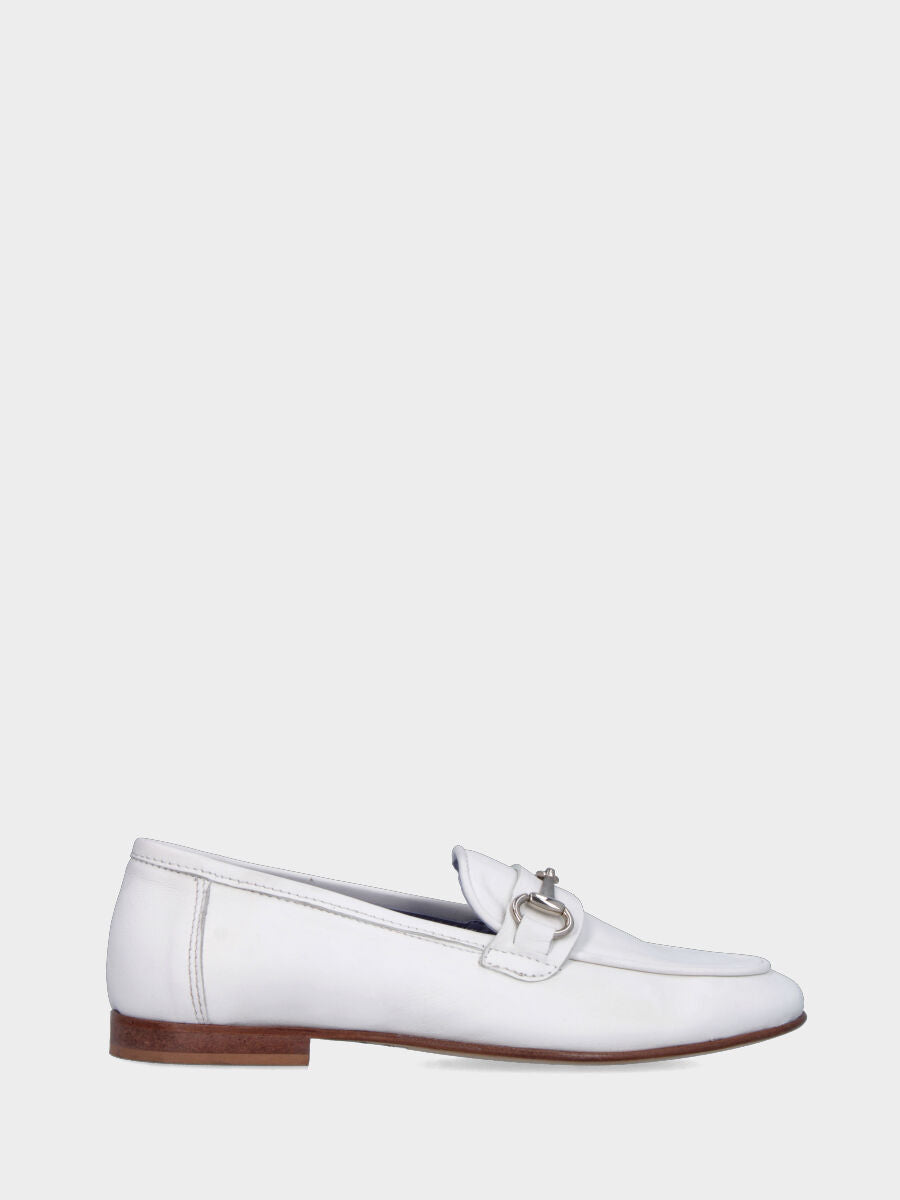 Mocassino in nappa bianca con morsetto metallico