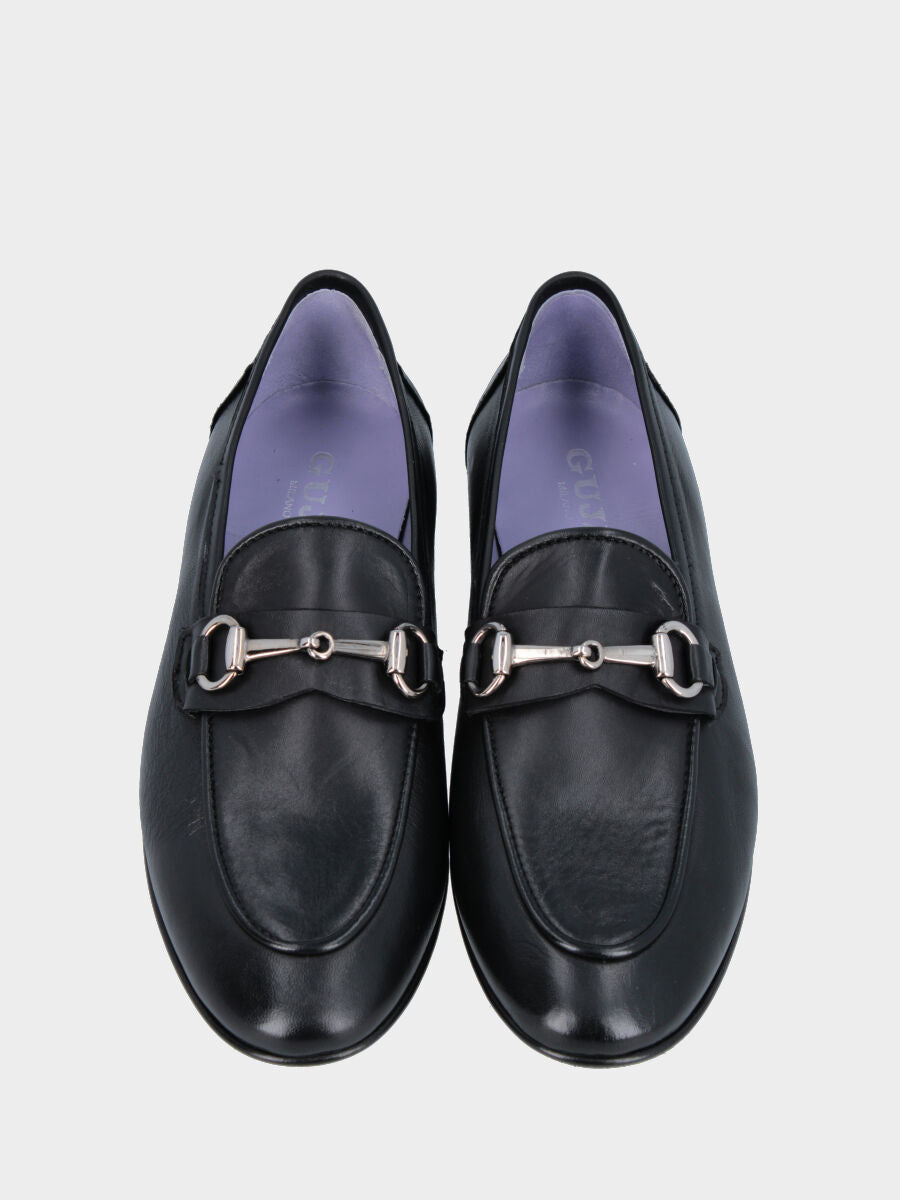 Mocassino in nappa nera con morsetto metallico