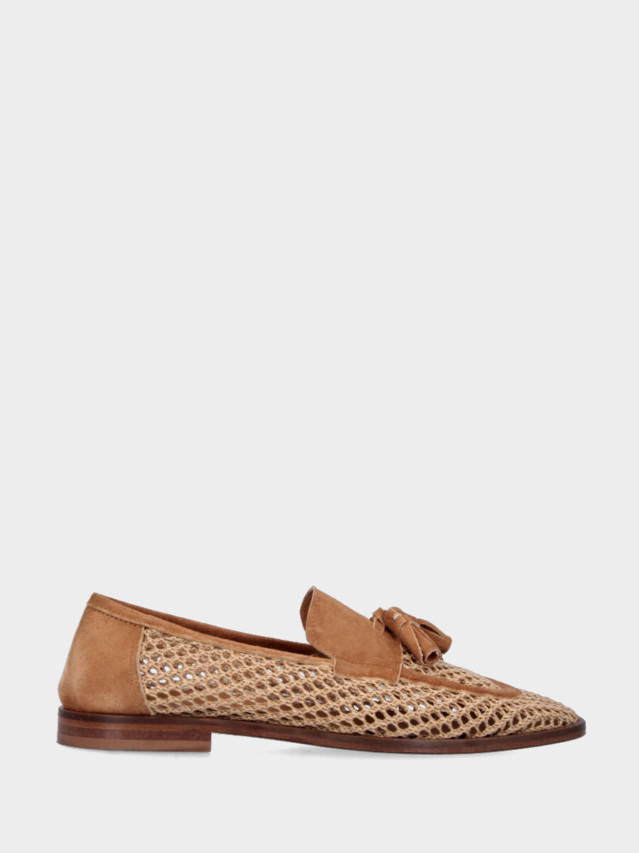 Mocassino in rafia beige con dettagli in camoscio color cuoio e nappine