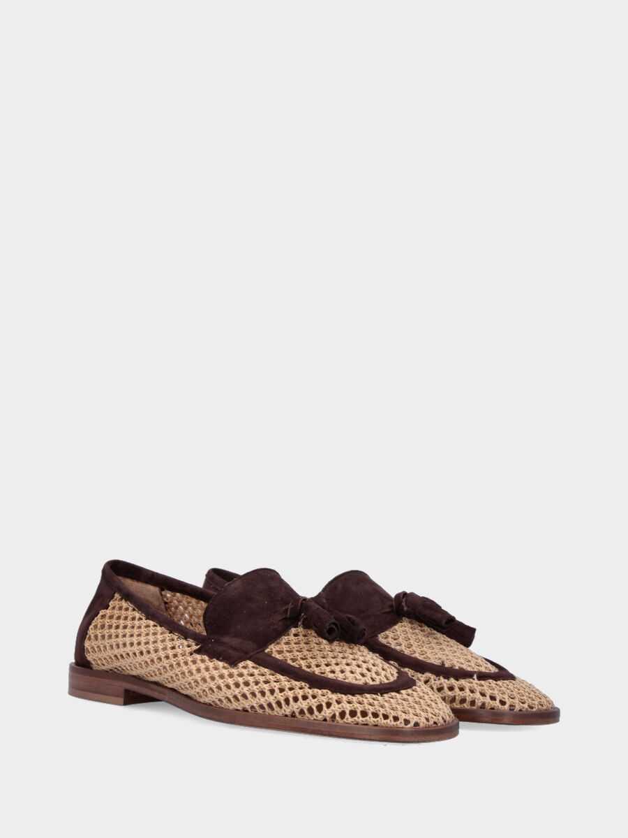 Mocassino in rafia beige con dettagli in camoscio testa di moro e nappine