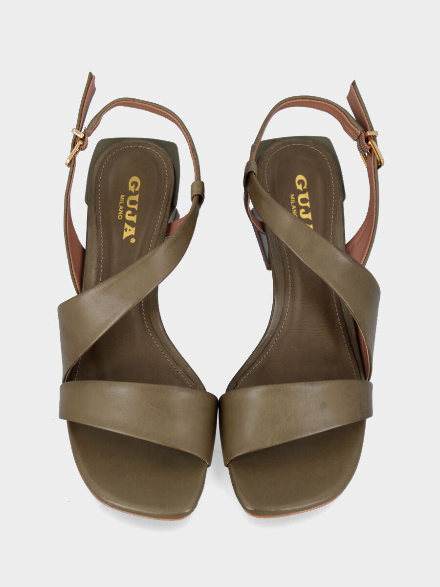 Sandalo in vitello verde oliva con fasce asimmetriche