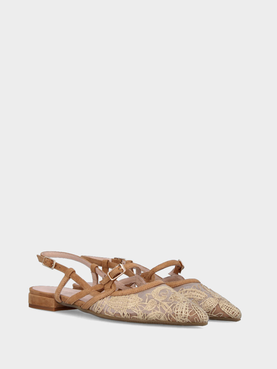 Slingback in camoscio beige con ricamo su zanzariera e tacco basso
