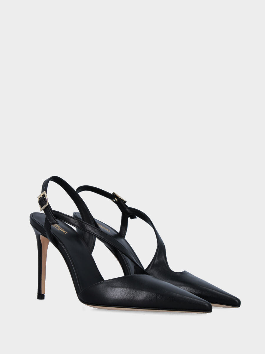 Slingback in nappa nera con listino obliquo e tacco stiletto a coda