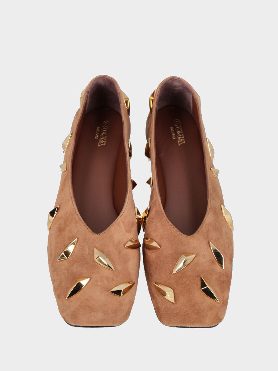 Ballerina in camoscio marrone con borchie dorate e punta quadrata