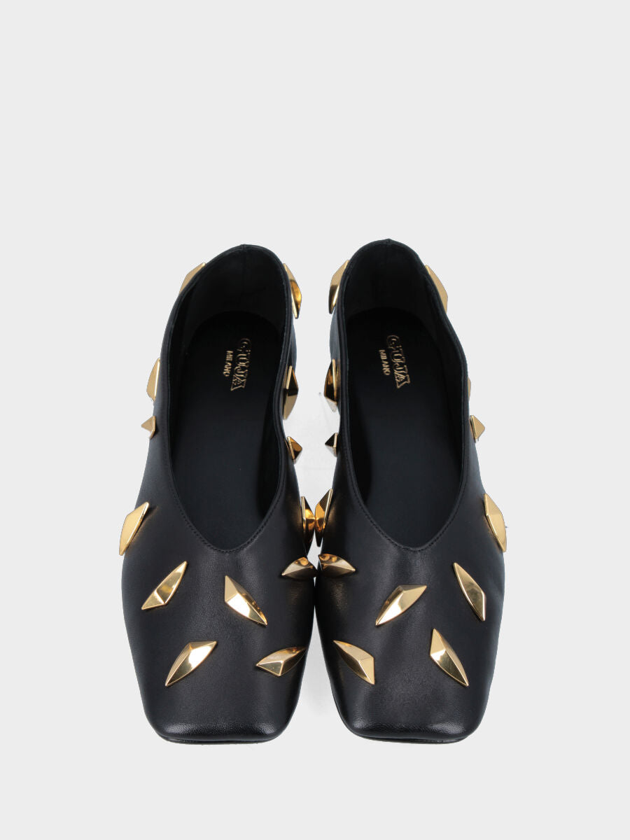 Ballerina in nappa nera con borchie dorate e punta quadrata