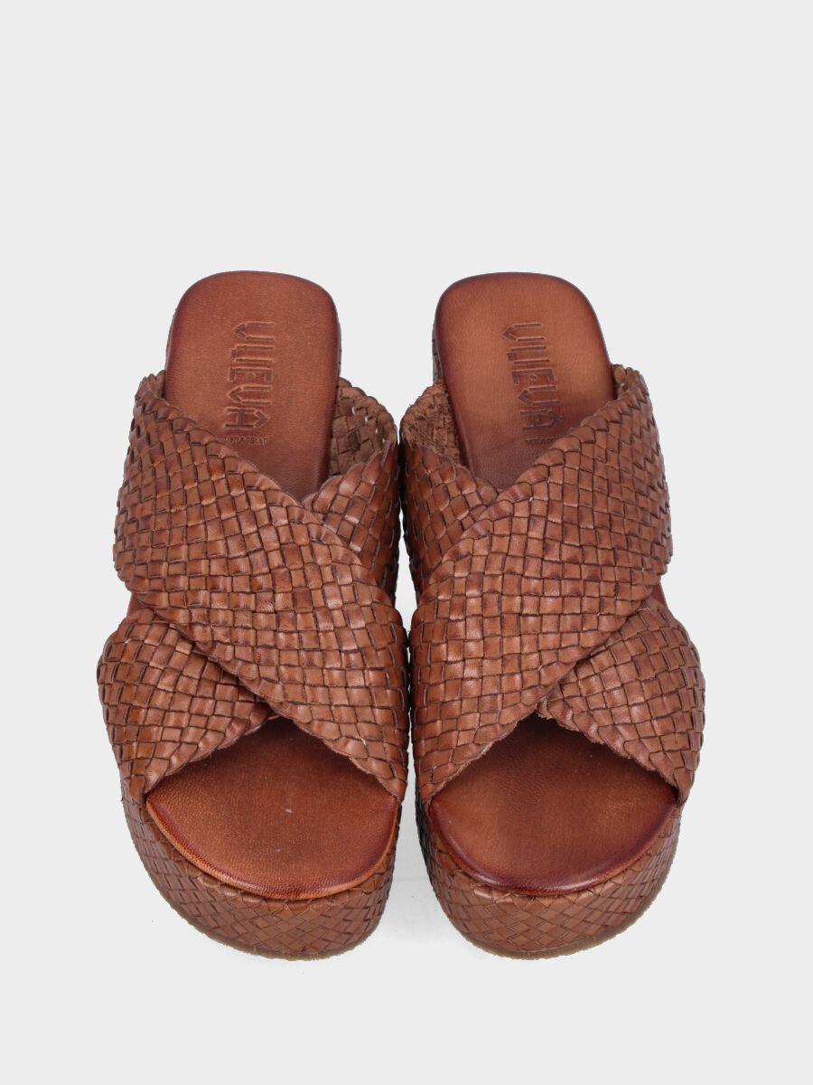 Ciabatta in nappa color cuoio intrecciata con platform